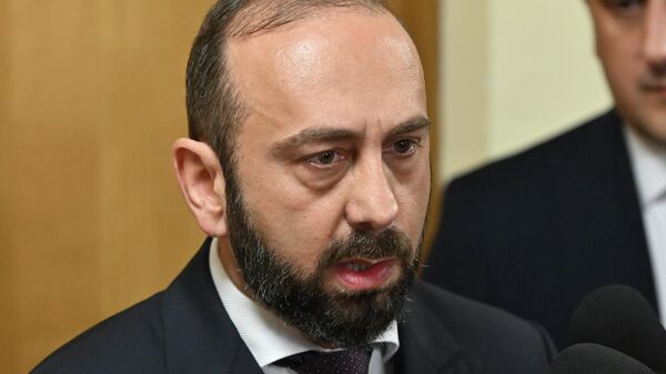 Министр иностранных дел Арарат Мирзоян отвечает на вопросы журналистов после очередного заседания Постоянного комитета по иностранным делам НС РА (23 марта 2026). Еревaн - Sputnik Армения