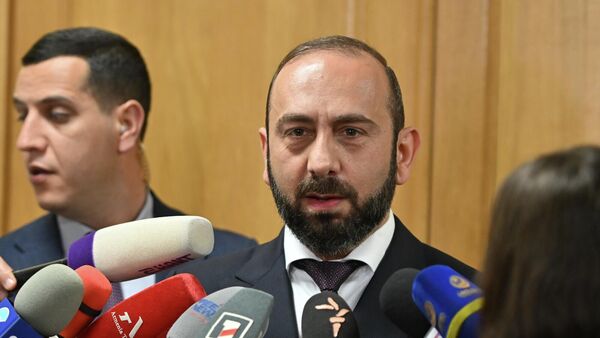 Министр иностранных дел Арарат Мирзоян отвечает на вопросы журналистов после очередного заседания Постоянного комитета по иностранным делам НС РА (23 марта 2026). Еревaн Министр иностранных дел Арарат Мирзоян отвечает на вопросы журналистов после очередного заседания Постоянного комитета по иностранным делам НС РА (23 марта 2026). Еревaн - Sputnik Армения