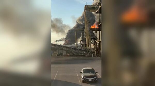 Нефтеперерабатывающий завод компании Valero в Порт-Артуре (Техас) горит после взрыва - Sputnik Армения