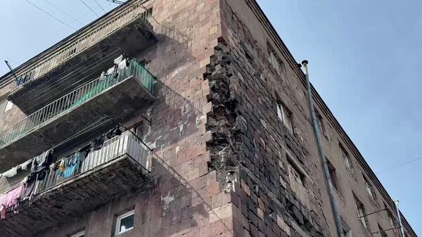 «Լավ ենք պրծել, զոհ չեղավ». խոշոր քարաթափում Սիսակյան փողոցի թիվ 4 վթարային շենքից - Sputnik Արմենիա