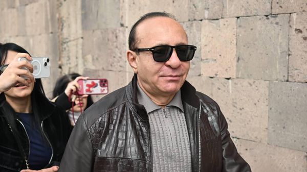 Овик Абрамян перед судебным заседанием по его делу в Антикоррупционном суде (25 марта 2026). Ереван - Sputnik Армения