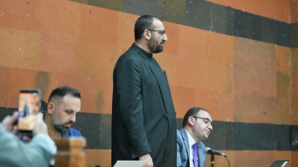 Ахиепископ Аршак Хачатрян во время судебного заседания по своему делу (25 марта 2026). Армавир - Sputnik Армения