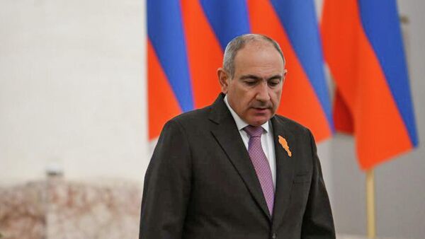 Премьер-министр Никол Пашинян выходит к журналистом после заседания правительства (25 марта 2026). Еревaн - Sputnik Армения