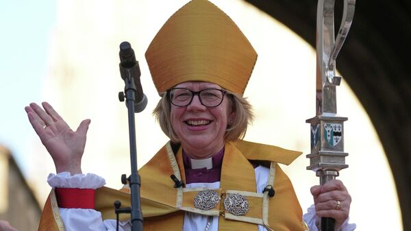 Архиепископ Кентерберийский, Сара Маллалли, во время церемонии возведения её в сан 106-го архиепископа в Кентерберийском соборе (25 марта 2026). Англия - Sputnik Армения