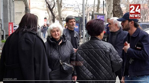 Акция протеста родственников погибших военнослужащих у Генпрокуратуры (26 марта 2026). Еревaн - Sputnik Армения