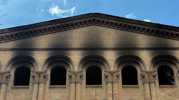 Последствие пожара в здании бывшего Дома культуры завода КанАЗ - Sputnik Армения