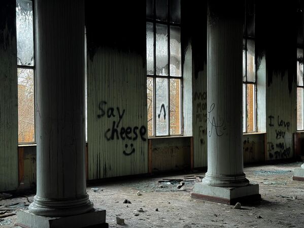 Չնայած ավերված շենքին` որոշ տեսարաններ ստիպում են ժպտալ - Sputnik Արմենիա