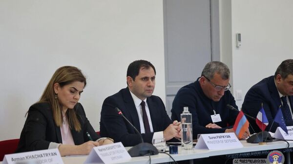 Министр обороны Сурен Папикян встретился с представителями французских оборонных компаний в рамках организации Движение международных французских предприятий (26 марта 2026). Париж - Sputnik Армения