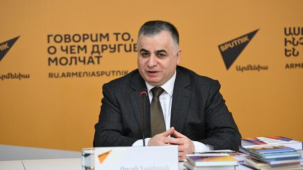 Председатель общественной организации Диалог Юрий Навоян на пресс-конференции Эффективность книжной дипломатии в межгосударственных отношениях (27 марта 2026). Еревaн - Sputnik Армения