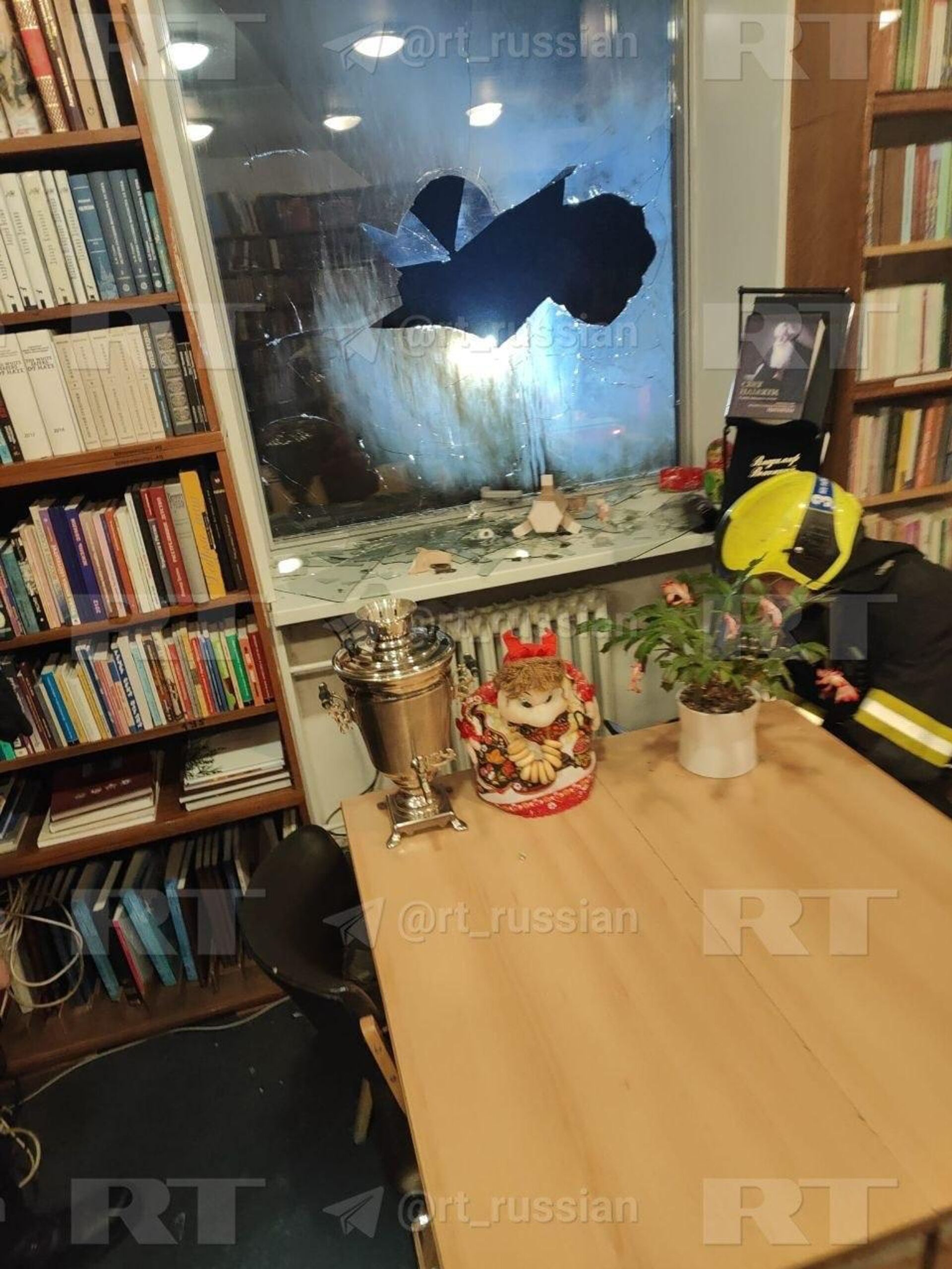 Русский дом в Праге подвергся нападению, неизвестные забросали его здание коктейлями Молотова (26 марта 2026). Прага - Sputnik Армения, 1920, 27.03.2026