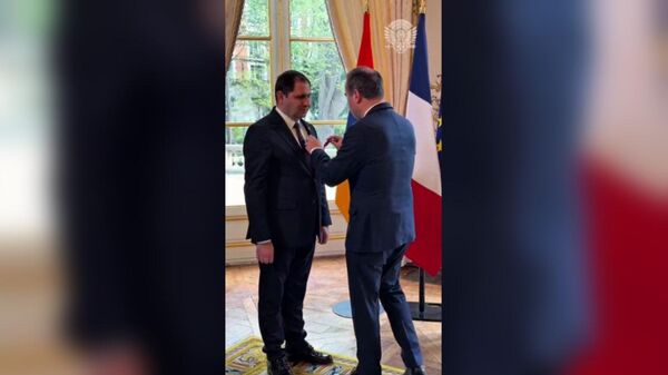 Глава МО Армении удостоился Ордена Почетного легиона - Sputnik Армения