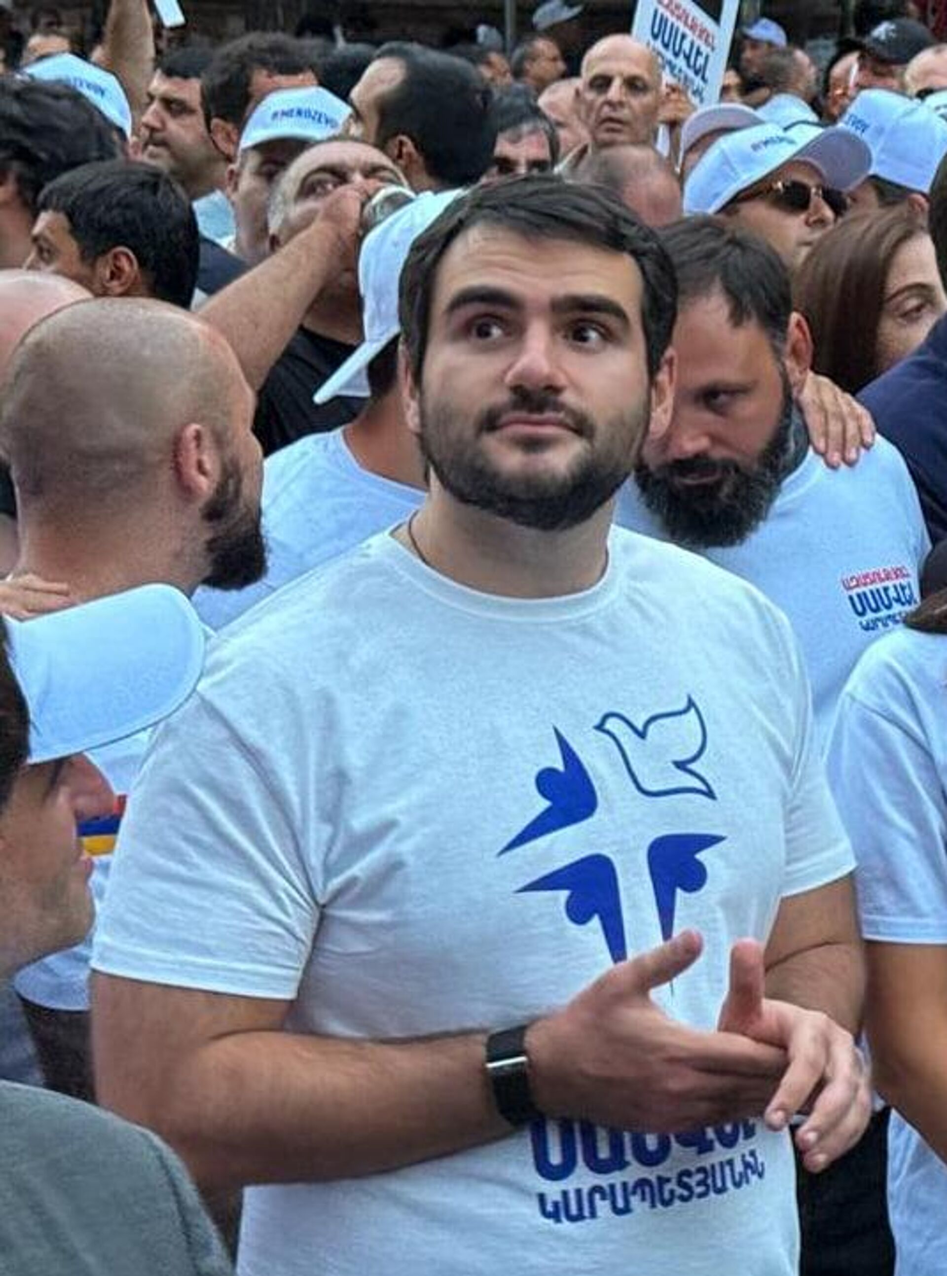 Карен и Тата Карапетяны во время шествия в рамках акции в защиту Самвела Карапетяна (4 июля 2025). Ереван Карен и Тата Карапетяны во время шествия в рамках акции в защиту Самвела Карапетяна (4 июля 2025). Ереван - Sputnik Армения, 1920, 28.03.2026