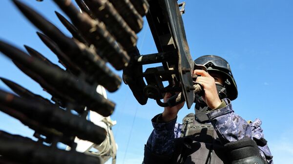 Сотрудник полиции хуситов на месте митинга в знак солидарности с Ираном (27 марта 2026). Сана, Йемен - Sputnik Армения