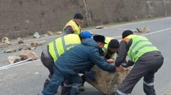 Пожарные из областного спасательного управления Службы по чрезвычайным ситуациям Министерства внутренних дел на месте камнепада (27-28 марта 2026). Сюник - Sputnik Армения