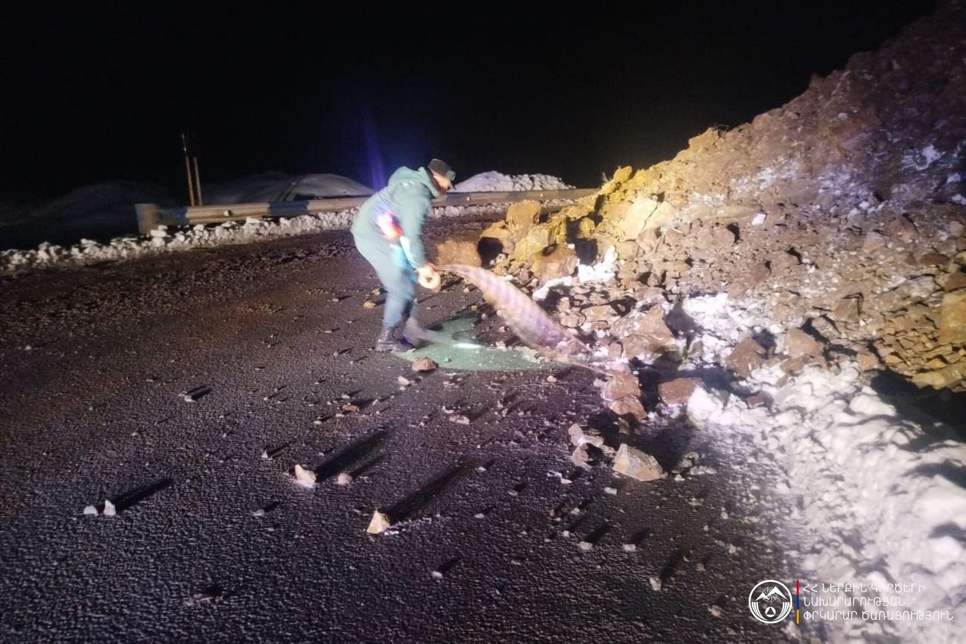 Пожарные из областного спасательного управления Службы по чрезвычайным ситуациям Министерства внутренних дел на месте камнепада (27-28 марта 2026). Сюник - Sputnik Армения, 1920, 28.03.2026