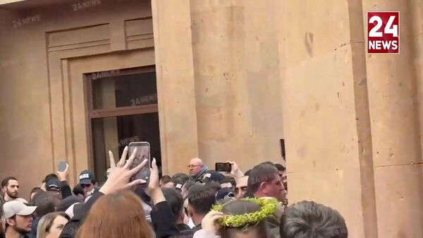 Задержание двоих граждан во дворе церкви Св.Анны - Sputnik Армения