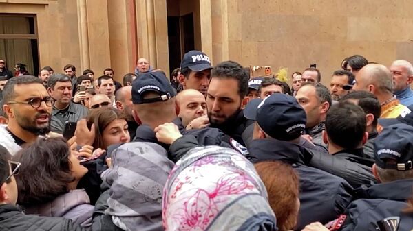 Ոստիկանությունը քաղաքացիների է բերման ենթարկում Սուրբ Աննա եկեղեցու բակից - Sputnik Արմենիա