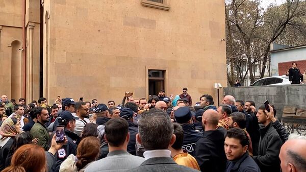 Սուրբ Աննա եկեղեցու բակում - Sputnik Արմենիա