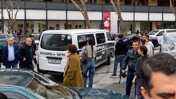Полиция задерживает граждан во дворе церкви Святой Анны после инцидента с премьер-министром (29 марта 2026). Еревaн - Sputnik Армения