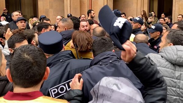 Полиция задерживает граждан во дворе церкви Святой Анны после инцидента с премьер-министром (29 марта 2026). Еревaн Полиция задерживает граждан во дворе церкви Святой Анны после инцидента с премьер-министром (29 марта 2026). Еревaн - Sputnik Армения