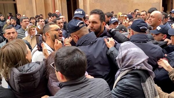 Полиция задерживает граждан во дворе церкви Святой Анны после инцидента с премьер-министром (29 марта 2026). Еревaн - Sputnik Армения