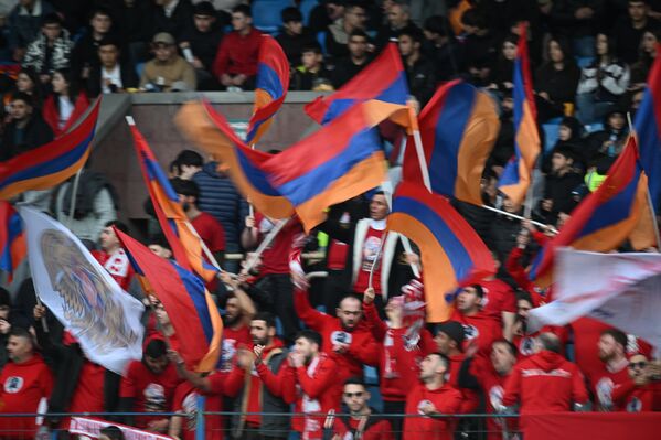 Болельщики сборной Армении на трибуне перед началом товарищеского матча между сборными Армении и Беларуси - Sputnik Армения