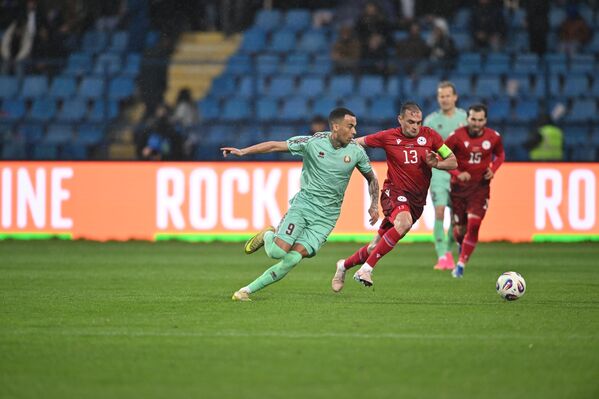 Борьба за мяч между Камо Ованнисяном и Максом Эбонгом во время товарищеского матча по футболу между сборными Армении и Беларуси - Sputnik Армения