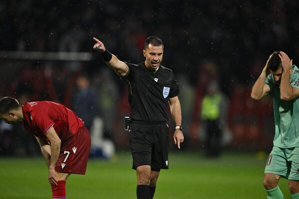 Арбитр Дмитрий Мунтеан во время товарищеского матча по футболу между сборными Армении и Беларуси - Sputnik Армения