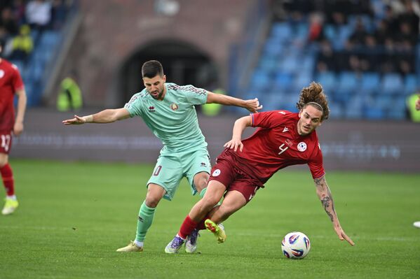 Борьба за мяч между Георгием Арутюняном и Валерием Громыко во время товарищеского матча по футболу между сборными Армении и Беларуси - Sputnik Армения