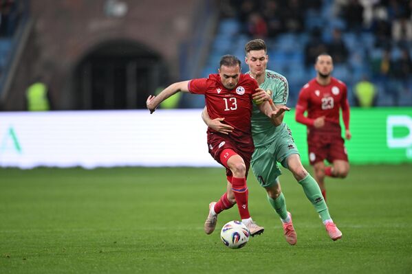 Борьба за мяч между Камо Ованнисяном и Артемом Шуманским во время товарищеского матча по футболу между сборными Армении и Беларуси - Sputnik Армения