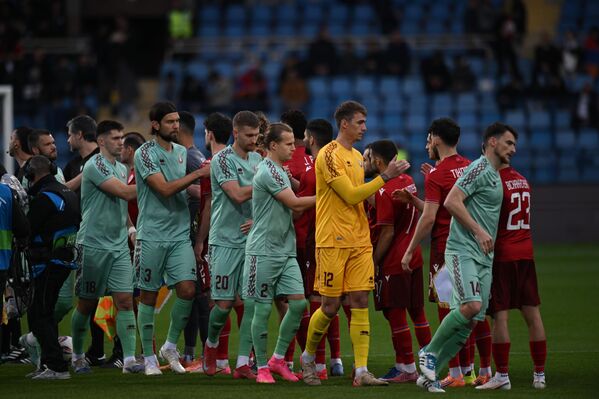 Футболисты сборных Армении и Беларуси приветствуют друг друга перед началом товарищеского матча по футболу - Sputnik Армения