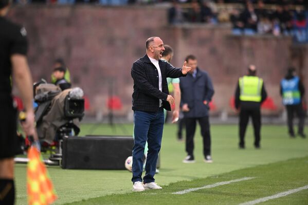 Главный тренер сборной Армении Егише Меликян во время товарищеского матча по футболу между сборными Армении и Беларуси - Sputnik Армения