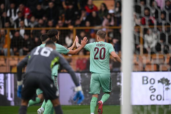 Белорусские футболисты празднуют забитый гол во время товарищеского матча по футболу между сборными Армении и Беларуси - Sputnik Армения