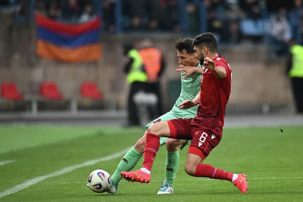 Борьба за мяч между Тиграном Аванесяном и Евгением Яблонским во время товарищеского матча по футболу между сборными Армении и Беларуси - Sputnik Армения