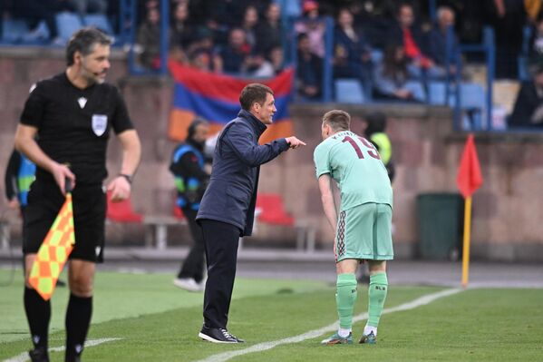 Главный тренер сборной Беларуси Виктор Гончаренко во время товарищеского матча по футболу между сборными Армении и Беларуси - Sputnik Армения