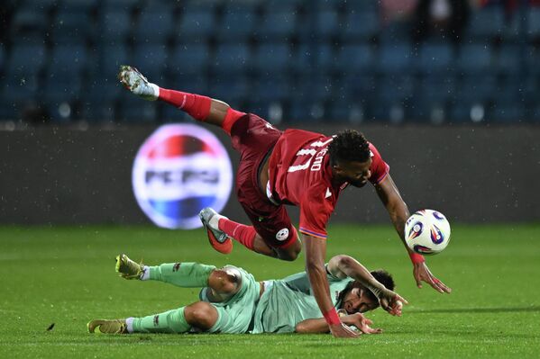 Борьба за мяч между Жуниором Буэно и Валерием Громыко во время товарищеского матча по футболу между сборными Армении и Беларуси - Sputnik Армения