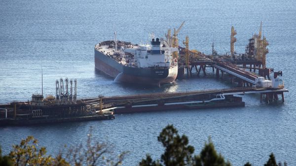 Танкер у нефтеналивного терминала  - Sputnik Армения