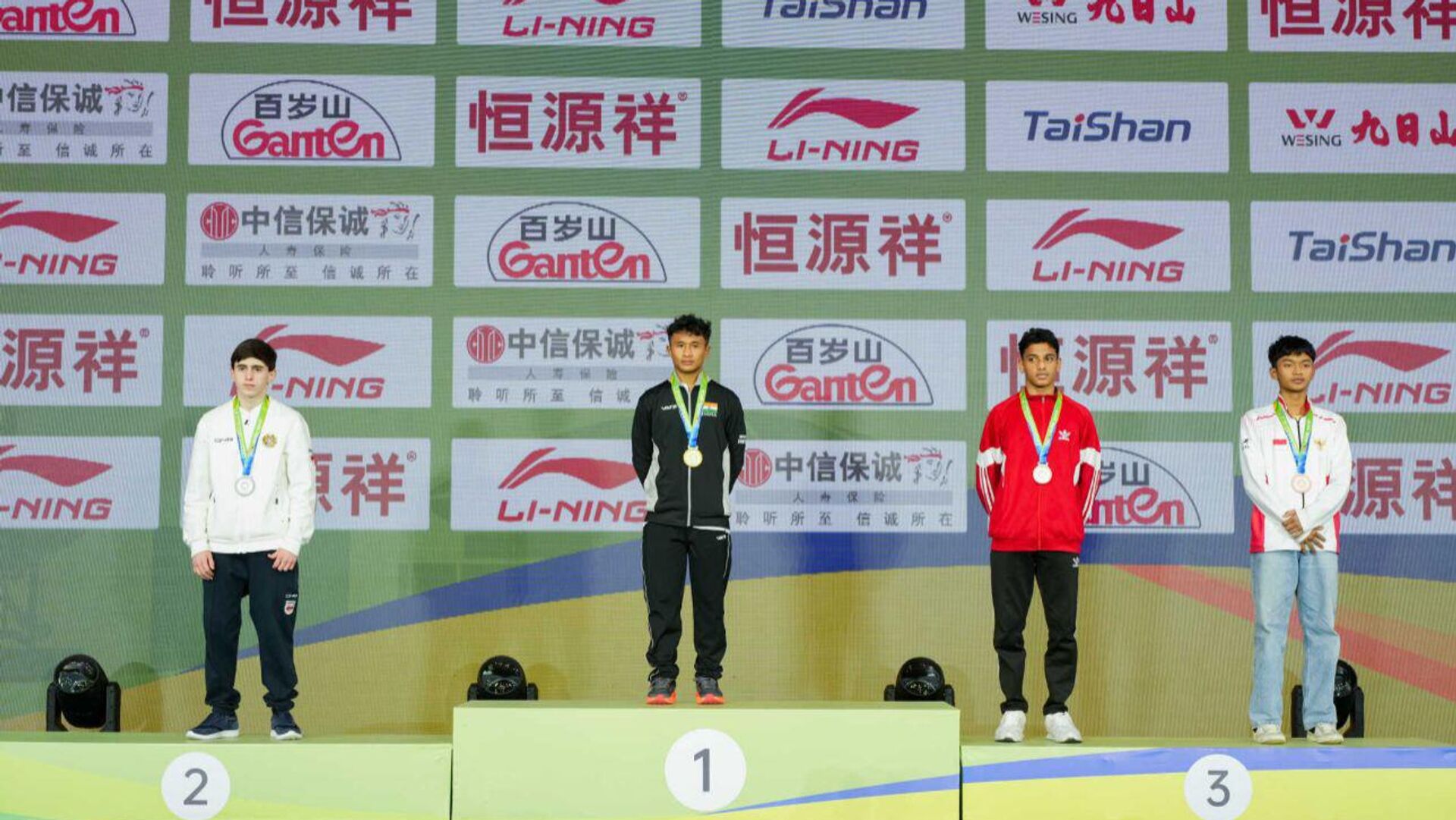 Серебряный призер 10-го чемпионата мира среди молодежи по ушу Карен Саакян на пьедестале почета Серебряный призер 10-го чемпионата мира среди молодежи по ушу Карен Саакян на пьедестале почета - Sputnik Армения, 1920, 30.03.2026