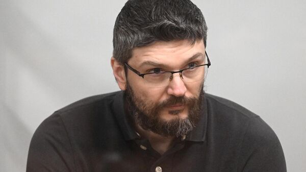 Пасынок рок-музыканта Стаса Намина Роман Ткаченко, обвиняемый в убийстве сводного брата и родной бабушки, во время оглашения приговора в Московском областном суде (31 марта 2026). Красногорск - Sputnik Армения