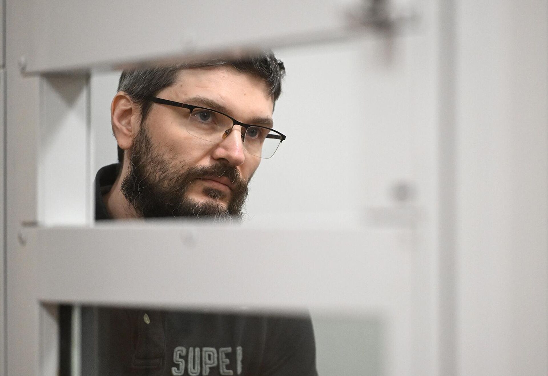 Пасынок рок-музыканта Стаса Намина Роман Ткаченко, обвиняемый в убийстве сводного брата и родной бабушки, во время оглашения приговора в Московском областном суде (31 марта 2026). Красногорск - Sputnik Армения, 1920, 31.03.2026