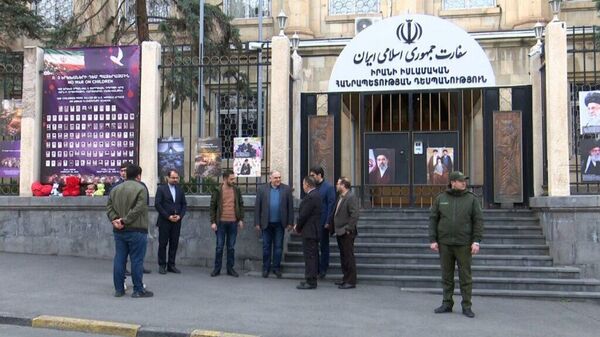 Бюро АРФ Дашнакцутюн передало лекарства и медикаменты посольству Ирана в Армении Бюро АРФ Дашнакцутюн передало лекарства и медикаменты посольству Ирана в Армении - Sputnik Армения