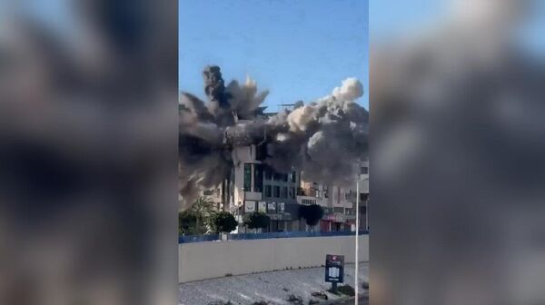 Взрыв в жилом доме в Бейруте после прилёта израильской ракеты - Sputnik Армения