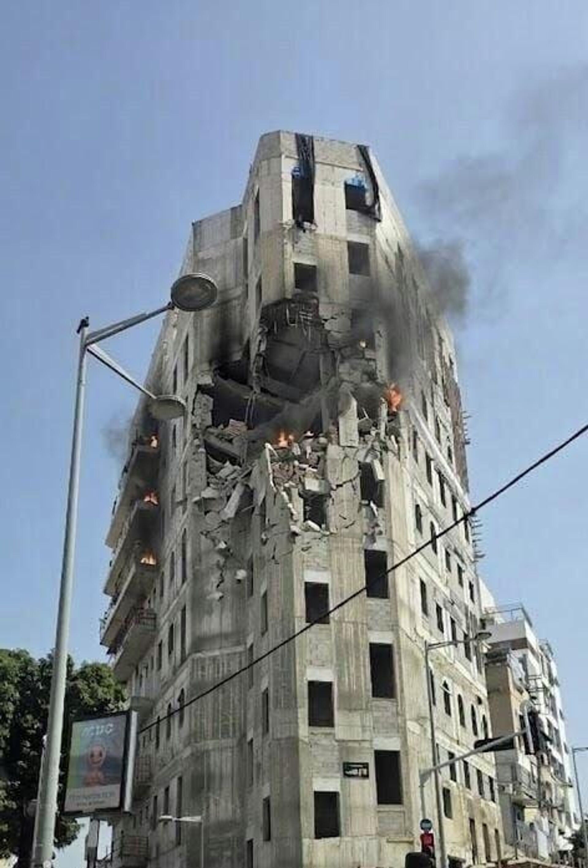 Иранская ракета попала в Бней-Брак, к востоку от Тель-Авива (1 апреля 2026). Израиль - Sputnik Армения, 1920, 01.04.2026