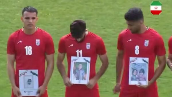 Իրանի ֆուտբոլիստները խաղադաշտ են դուրս են եկել զոհված երեխաների լուսանկարներով - Sputnik Արմենիա