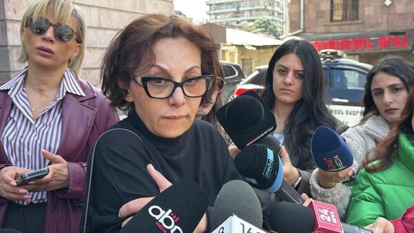 Мать Давида и Микаэла Минасянов, Гаяне, общается с прессой (1 апреля 2026). Ереван - Sputnik Армения