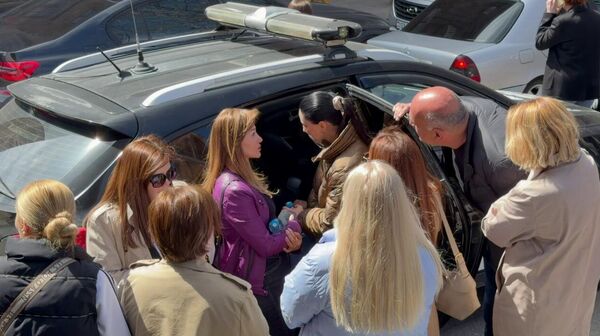 Родные Давида и Микаэла Минасянов после решения суда (1 апреля 2026). Еревaн - Sputnik Армения