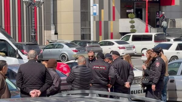 Դատարանի բակում հավաքված ոստիկաններ - Sputnik Արմենիա