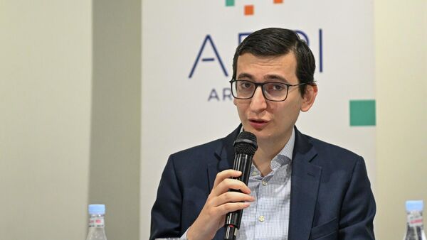 Старший советник АПРИ Армения Леонид Нерсисян на пресс-конференции, посвященной ирано-американско-израильской войне и ее влиянию на Южный Кавказ (1 апреля 2026). Еревaн - Sputnik Армения