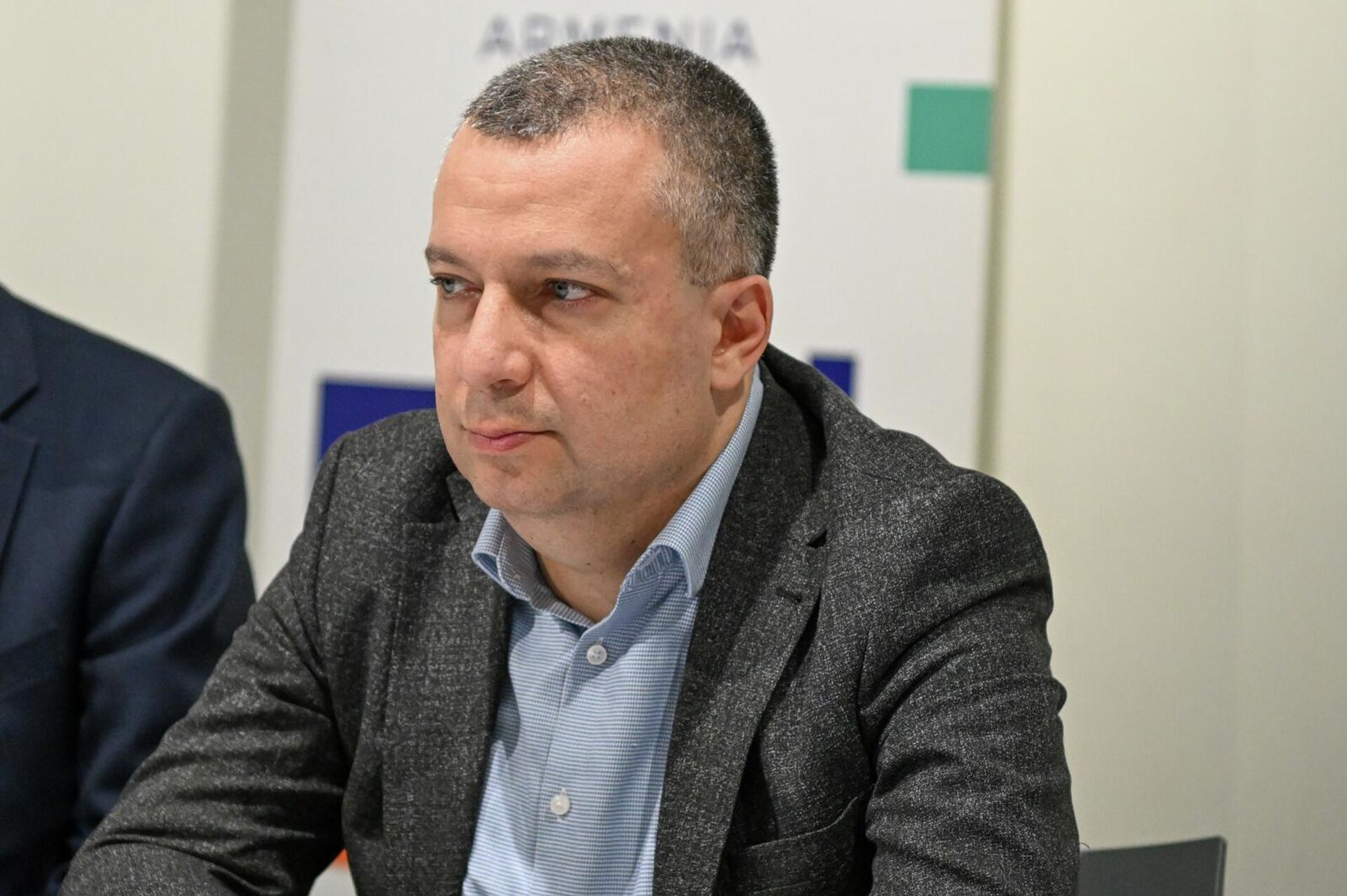 Старший научный сотрудник АПРИ Армения Бениамин Погосян на пресс-конференции, посвященной ирано-американско-израильской войне и ее влиянию на Южный Кавказ (1 апреля 2026). Еревaн - Sputnik Армения, 1920, 01.04.2026