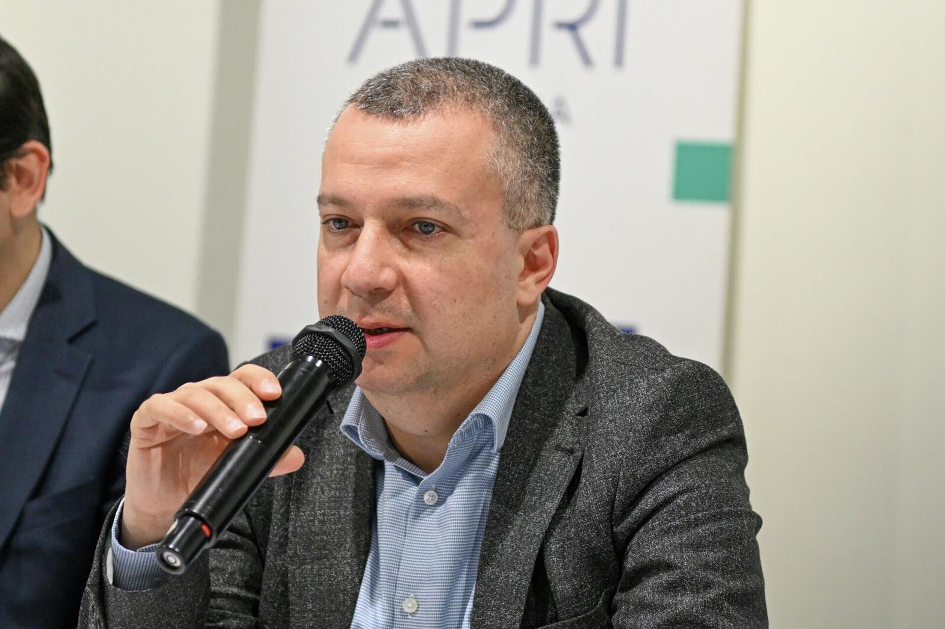 Старший научный сотрудник АПРИ Армения Бениамин Погосян на пресс-конференции, посвященной ирано-американско-израильской войне и ее влиянию на Южный Кавказ (1 апреля 2026). Еревaн - Sputnik Армения, 1920, 01.04.2026